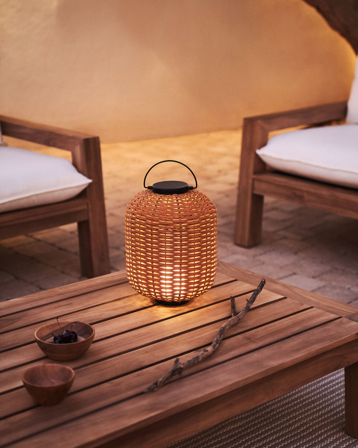 Saranella kleine tragbare Tischlampe aus Kunstrattan in Braun - ZEN ZONE Furniture