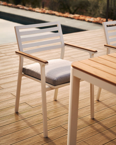 Bona stapelbarer Gartenstuhl aus Aluminium mit weißem Finish und Armlehnen aus massivem Teakholz - ZEN ZONE Furniture