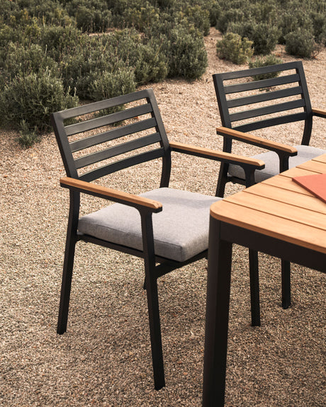 Bona stapelbarer Gartenstuhl aus Aluminium mit schwarzem Finish und Armlehnen aus massivem - ZEN ZONE Furniture
