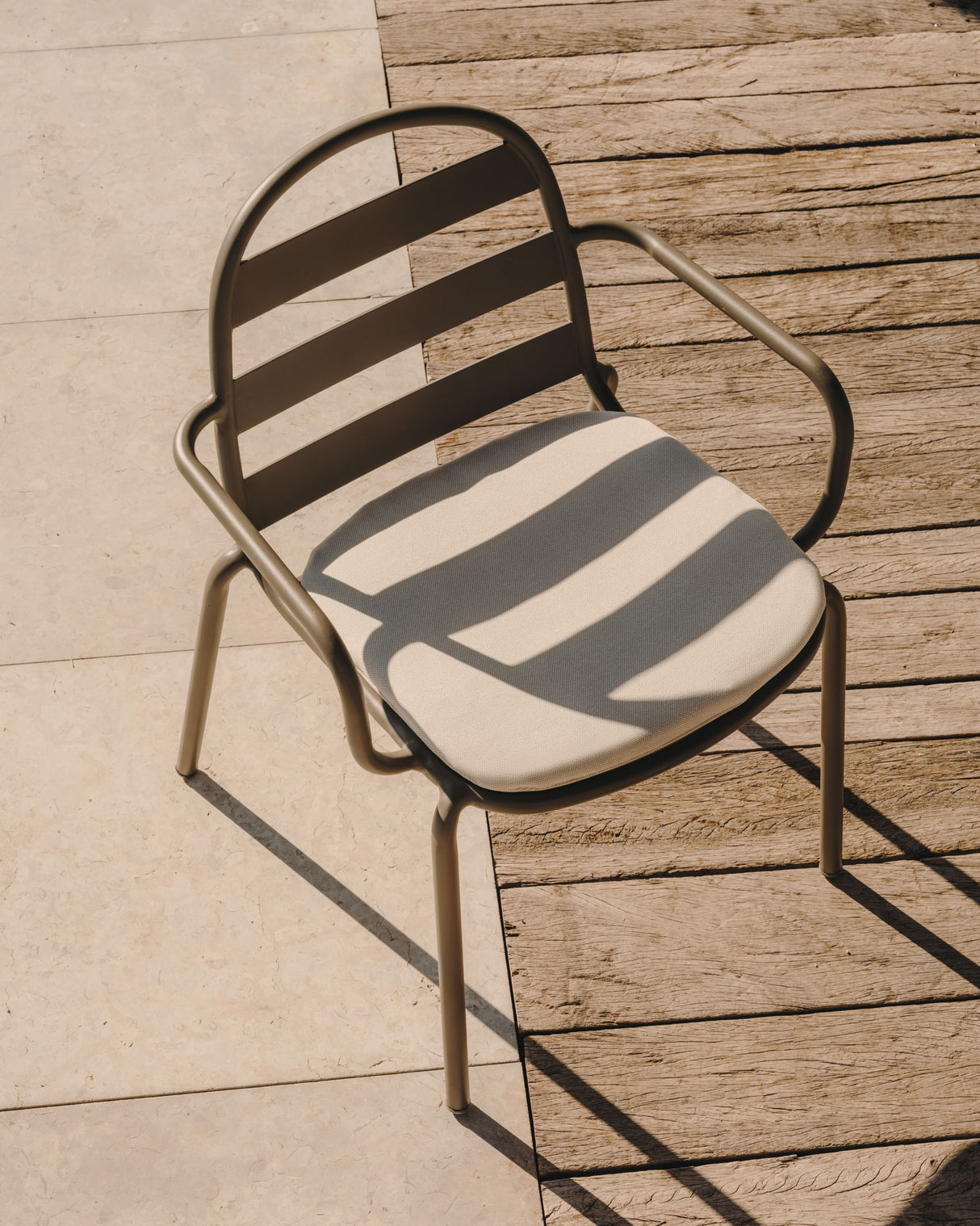 Joncols stapelbarer Gartenstuhl aus Aluminium mit Finish in Grün - ZEN ZONE Furniture