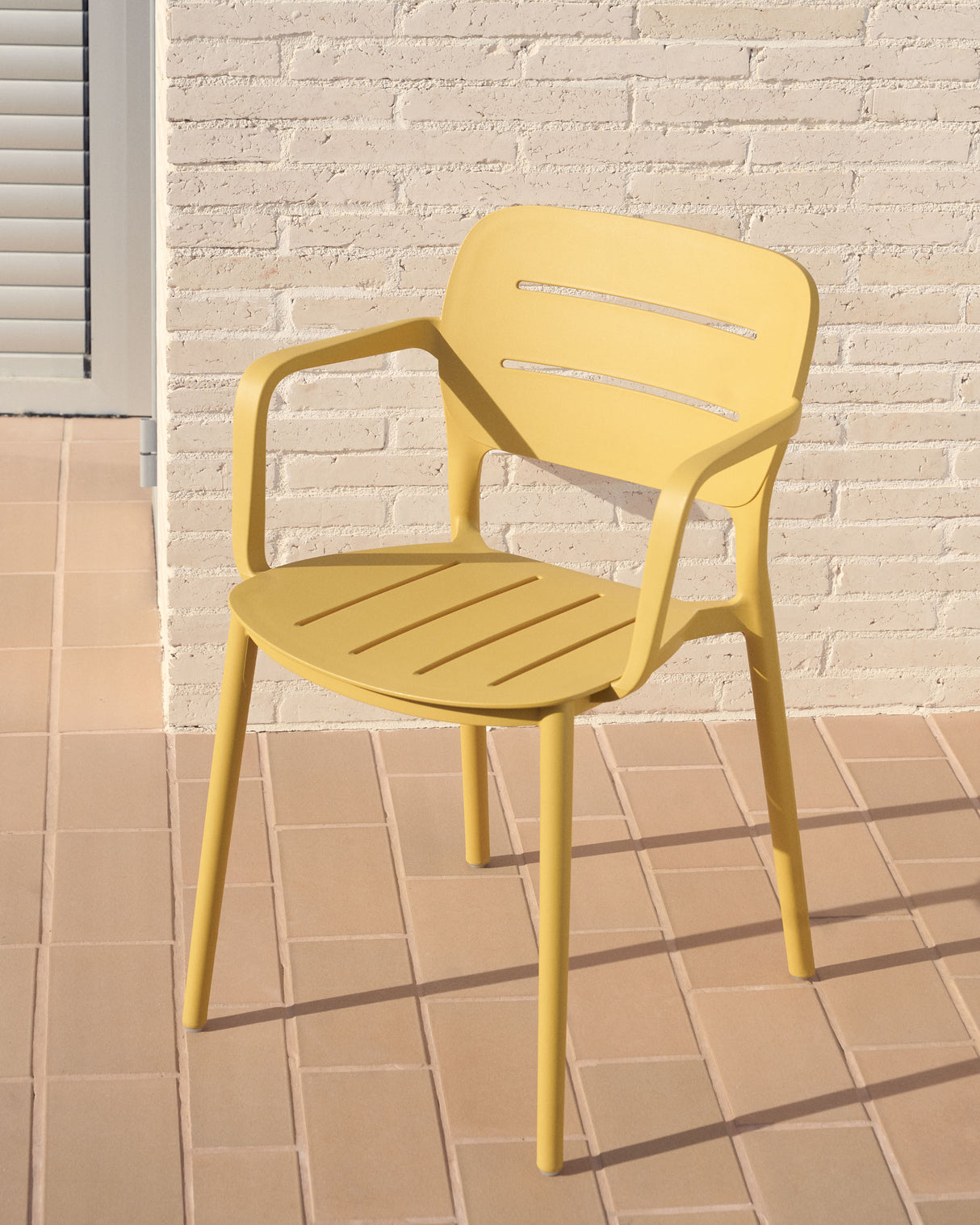 Morella stapelbarer Gartenstuhl aus Kunststoff in Senfgelb - ZEN ZONE Furniture