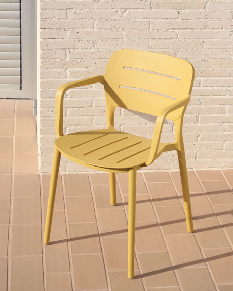 Morella stapelbarer Gartenstuhl aus Kunststoff in Senfgelb - ZEN ZONE Furniture