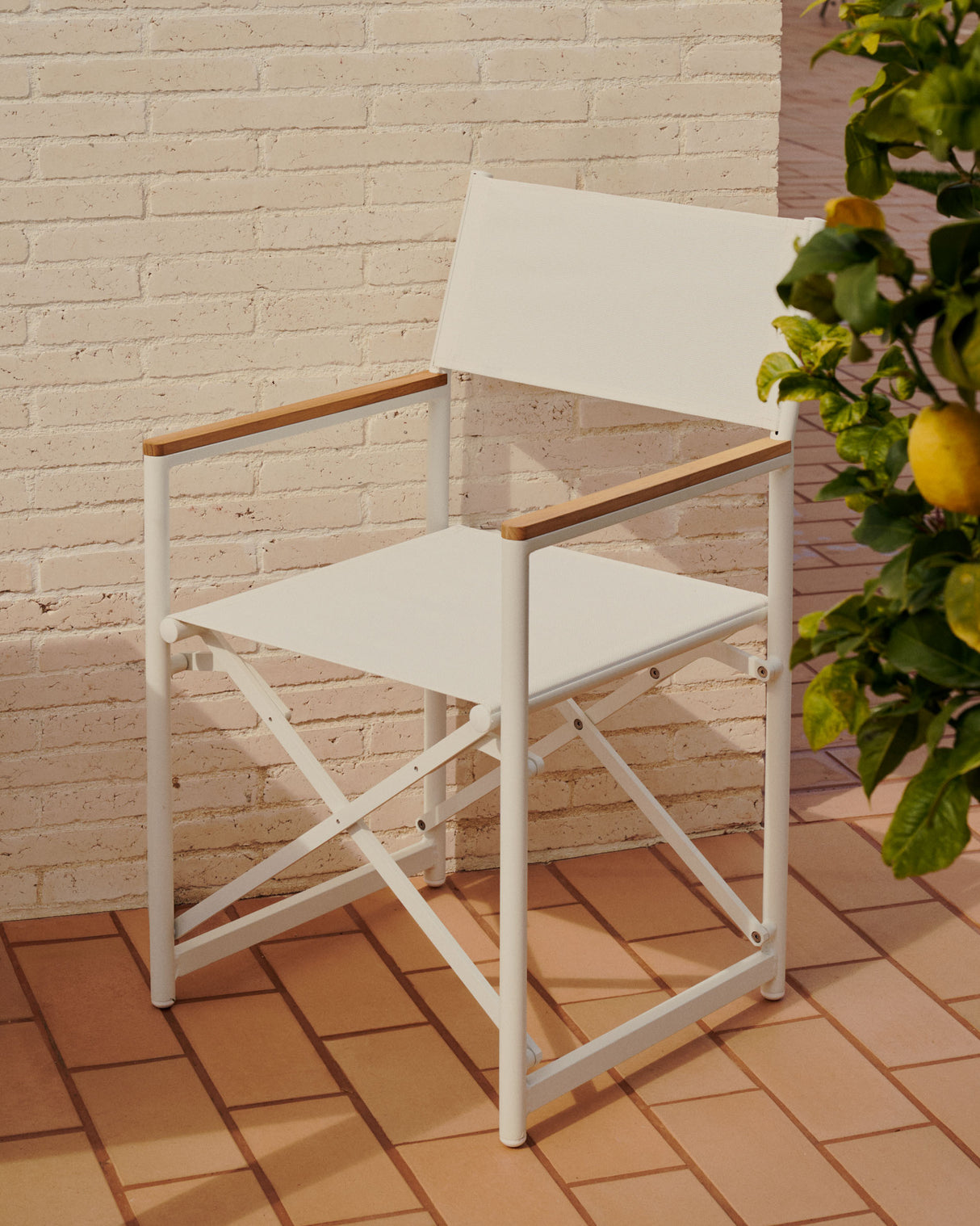 Llado Klappstuhl 100% outdoor aus Aluminium in Weiß und massivem Teakholz - ZEN ZONE Furniture