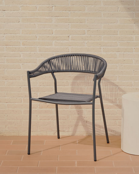 Futadera stapelbarer Gartenstuhl aus Kunststoffseil in Grau und Stahl mit Finish in Grau - ZEN ZONE Furniture