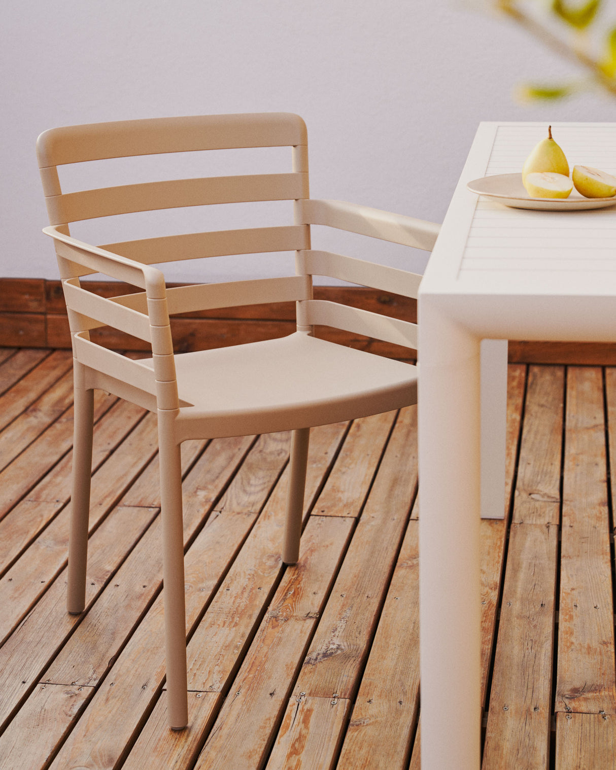 Nariet stapelbarer Gartenstuhl aus Kunststoff in Beige - ZEN ZONE Furniture