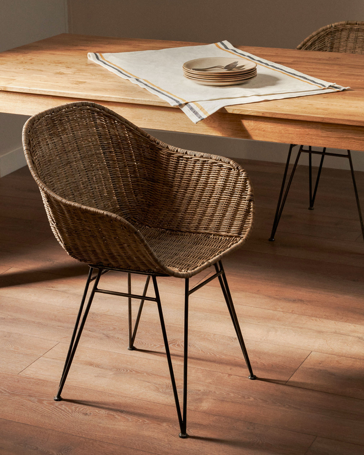 Chart Stuhl aus Rattan und Stahlbeine mit schwarzem Finish - ZEN ZONE Furniture