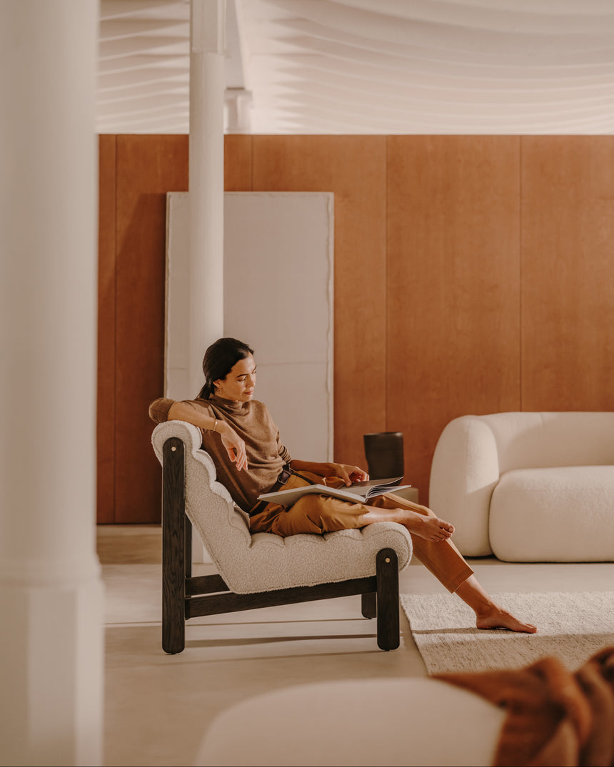 Sessel Magira weißes Bouclé und massives Eichenholz mit dunklem Finish - ZEN ZONE Furniture