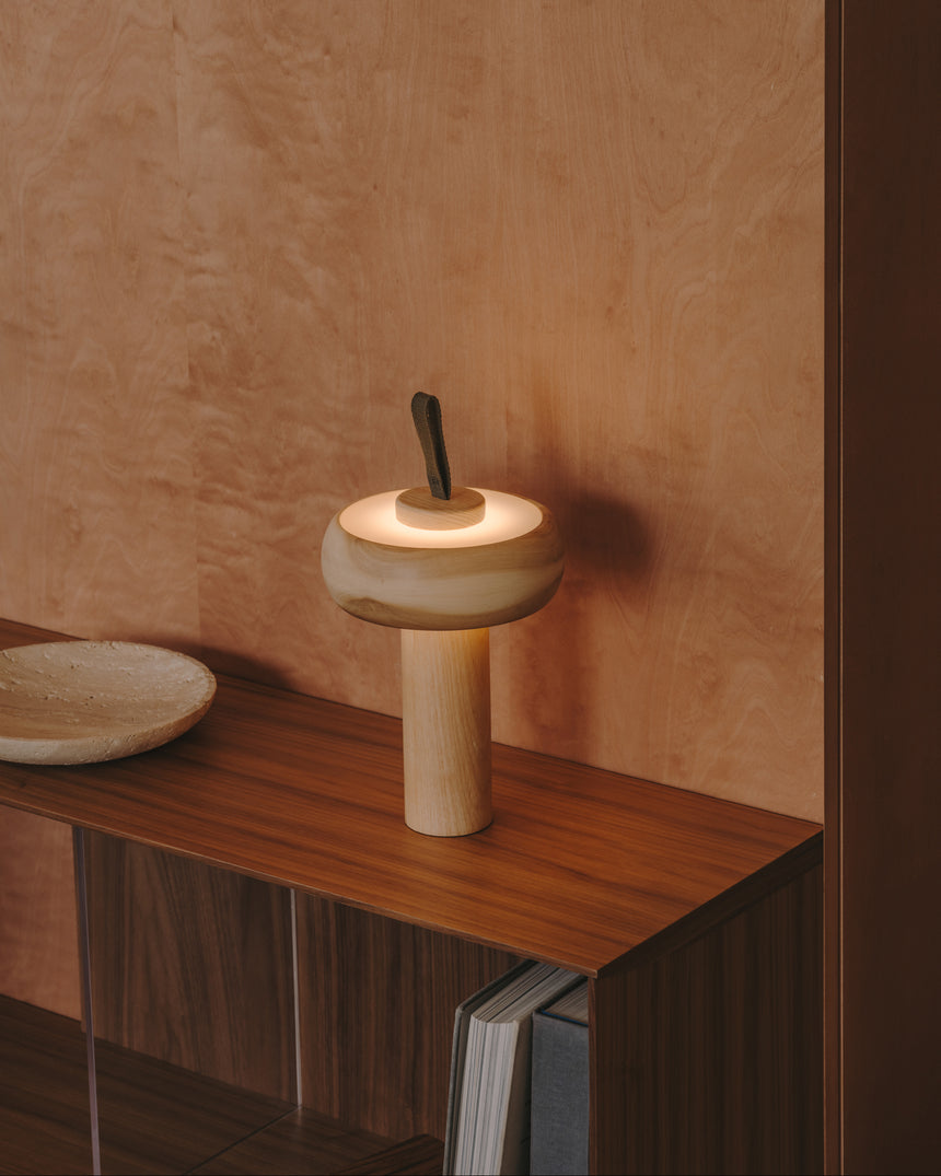 Luba tragbare Tischlampe aus massivem Eschenholz und grünem Baumwollgriff - ZEN ZONE Furniture