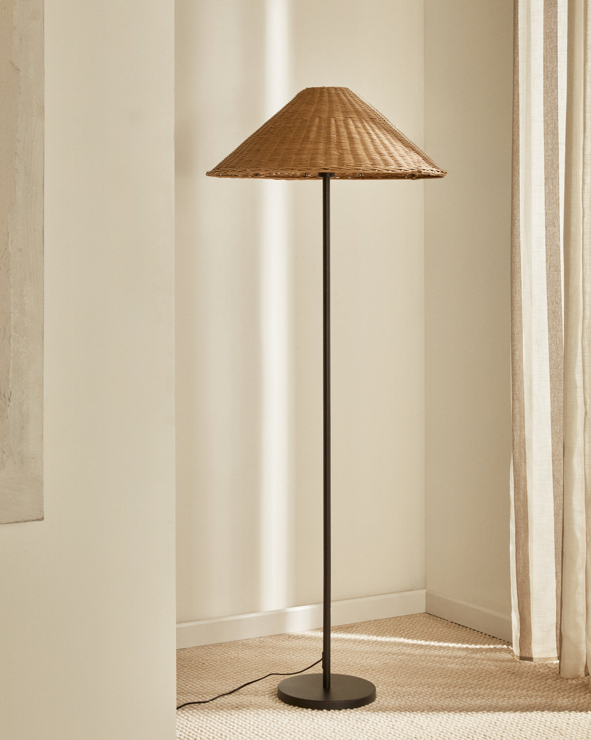Urania Stehleuchte aus Rattan und Metall mit schwarzer Lackierung - ZEN ZONE Furniture