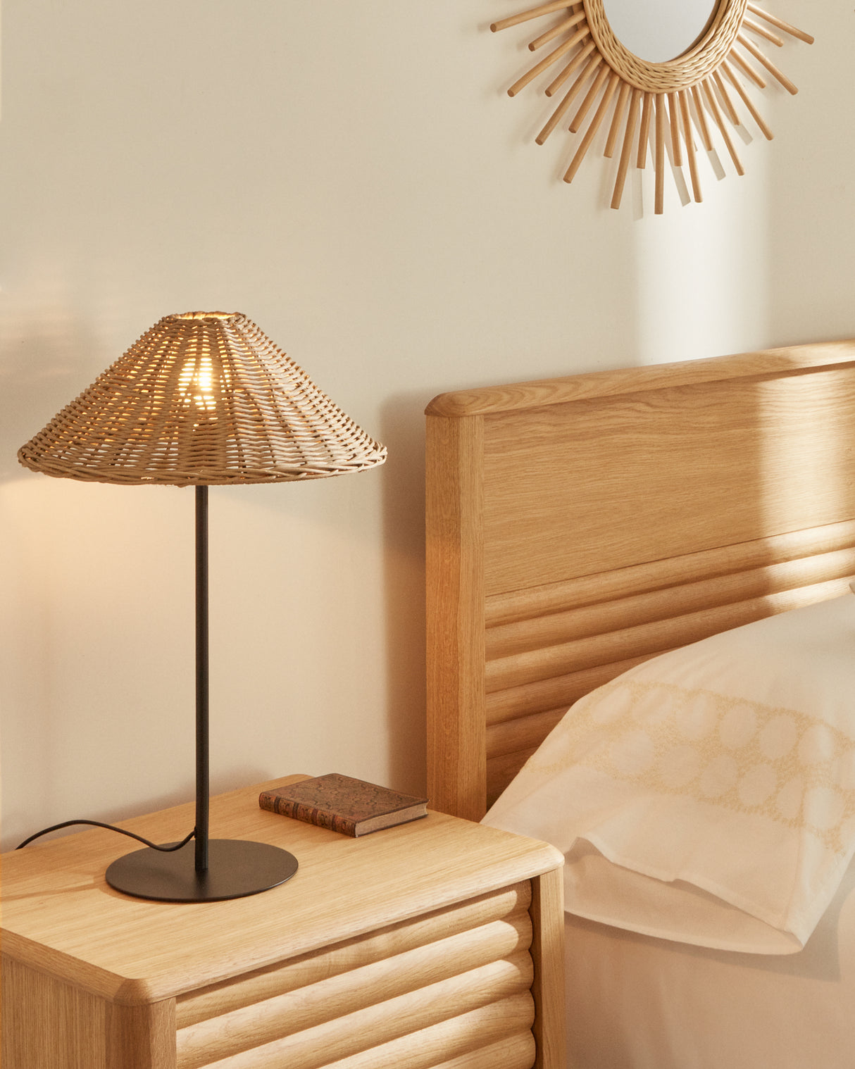 Urania Tischleuchte aus Rattan und Metall mit schwarzer Lackierung - ZEN ZONE Furniture