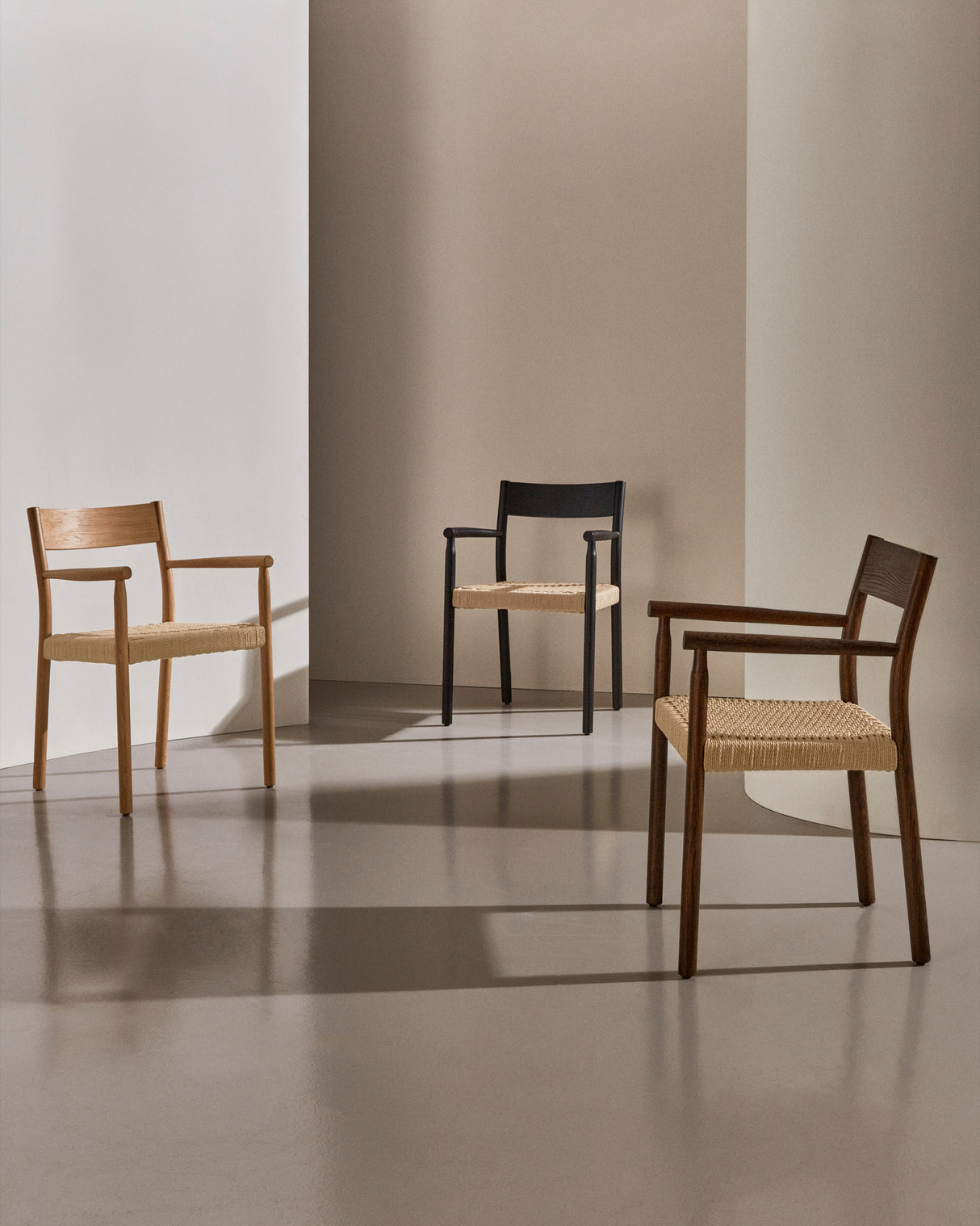 Stuhl Yalia aus massiver Eiche mit Nussbaum-Finish und Sitz aus Seil FSC 100% - ZEN ZONE Furniture