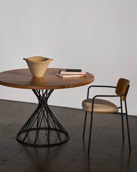 Niut runder Tisch aus massivem Akazienholzmit Stahlbeinen in Schwarz Ø 120 cm - ZEN ZONE Furniture