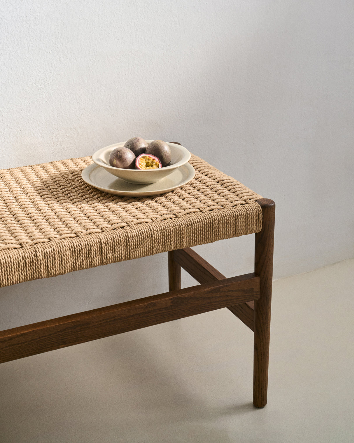 Zaide Bank aus massivem Eichenholz mit Nussbaum-Finish und Seilsitzfläche FSC 100% 120 cm - ZEN ZONE Furniture