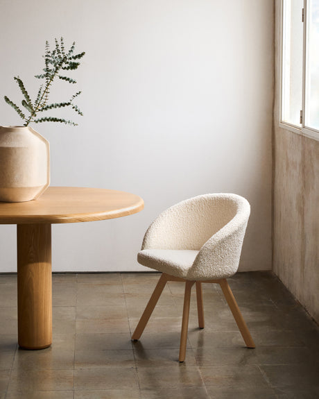 Marvin Drehstuhl mit beiger Chenille Beinen aus massiver Buche mit natürlichem Finish - ZEN ZONE Furniture