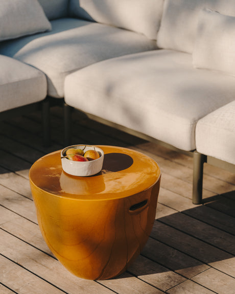 Mesquida Outdoor Beistelltisch aus Keramik mit senffarbenem Glasurfinish Ø 45 cm - ZEN ZONE Furniture