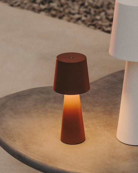 Arenys Outdoor Tischlampe klein aus Metall mit terrakottafarbenem Finish - ZEN ZONE Furniture