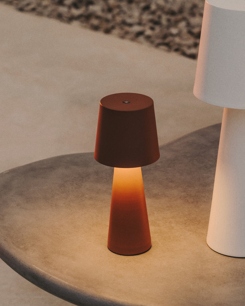 Arenys Outdoor Tischlampe klein aus Metall mit terrakottafarbenem Finish - ZEN ZONE Furniture