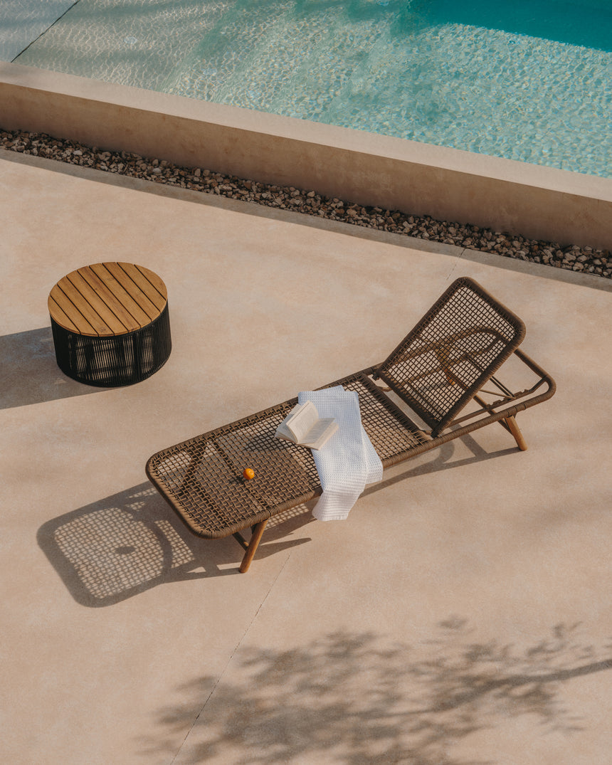 Dandara Sonnenliege mit Stahlstruktur, beigem Flechtwerk und Füßen aus massivem Akazienhol - ZEN ZONE Furniture