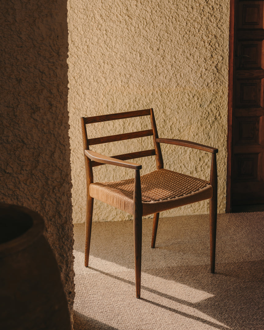 Analy Stuhl mit Armlehnen aus massivem Eichenholz, Nussbaum-Finish, Seilsitz 100% FSC - ZEN ZONE Furniture