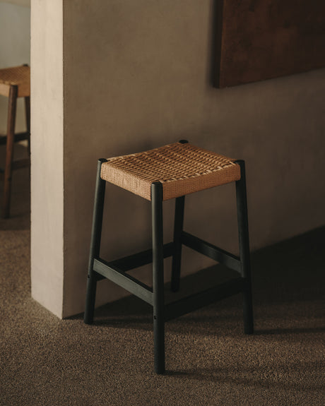 Yalia Hocker aus massivem Eichenholz mit schwarzem Finish und Seilsitz Höhe 65 cm FSC 100% - ZEN ZONE Furniture