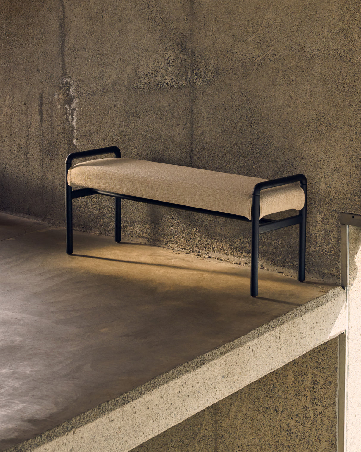 Macaret Polsterbank abnehmbarer Bezug massives Eichenholz in Schwarz 120 cm FSC Mix Credit - ZEN ZONE Furniture