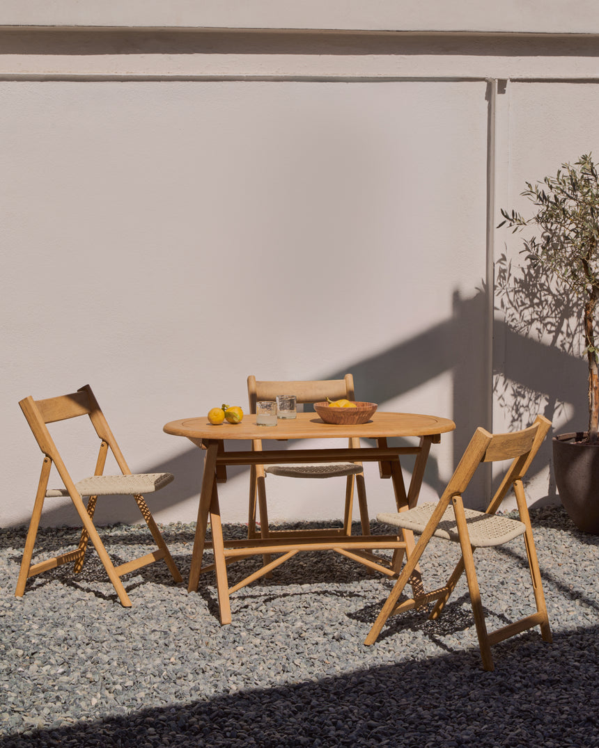 Klappstuhl Dandara aus Akazienmassivholz und einer Stahlstruktur mit geflochtener Sitzfläche in Weiß FSC 100% - ZEN ZONE Furniture