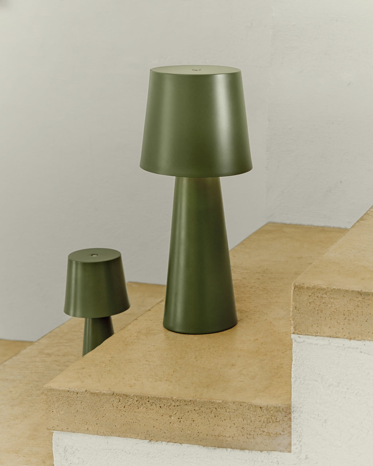 Arenys Outdoor Tischlampe groß aus Metall mit grünem Lackfinish - ZEN ZONE Furniture