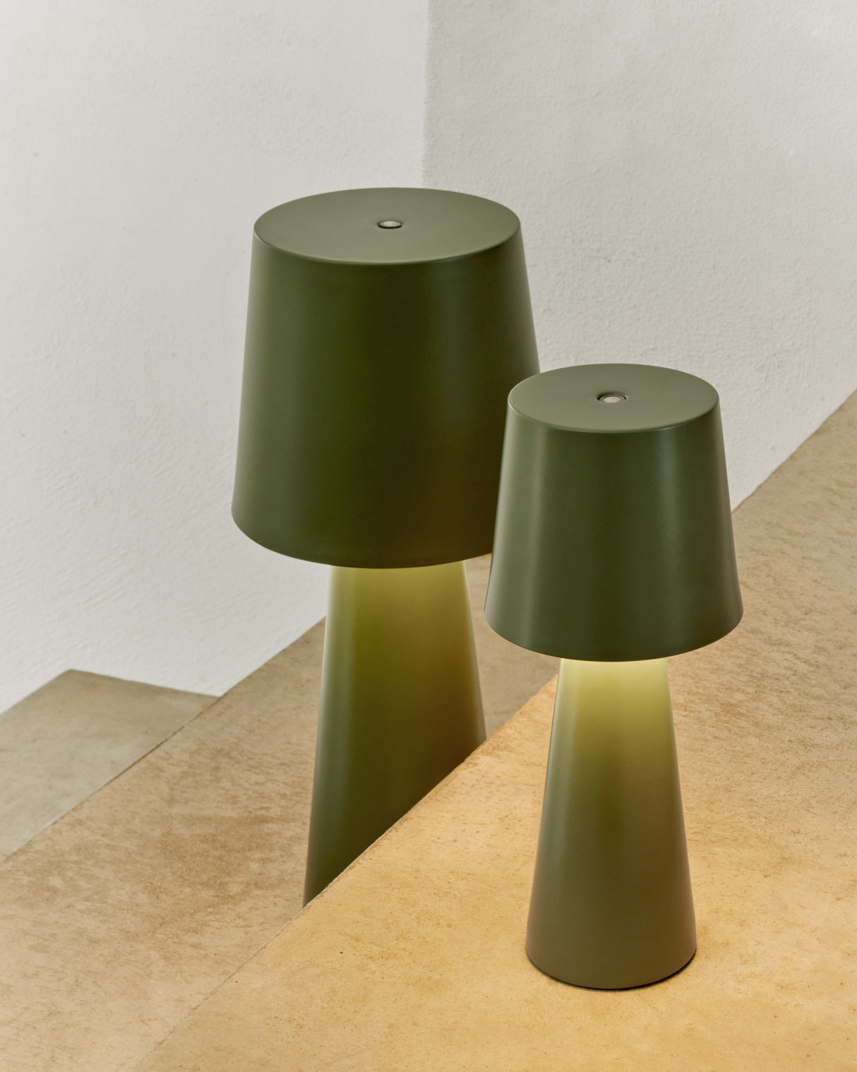 Arenys Outdoor Tischlampe klein aus Metall mit grünem Lackfinish - ZEN ZONE Furniture