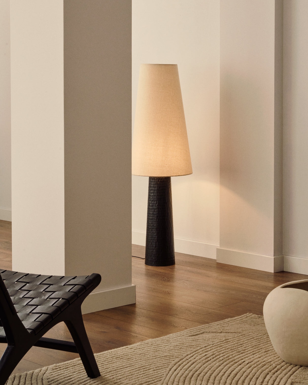 Stehlampe Senni aus Metall mit schwarzem Finish - ZEN ZONE Furniture