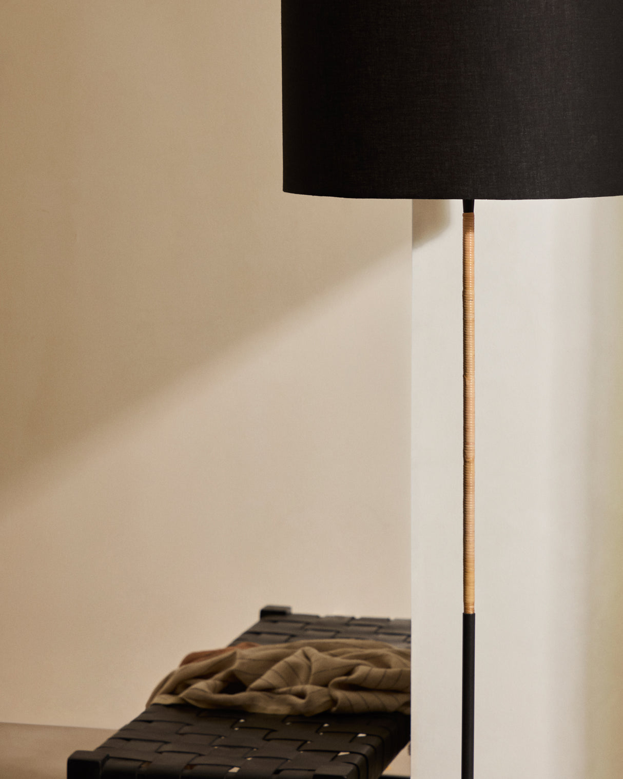Canar Stehlampe aus Metall und Rattan mit schwarzem Baumwollschirm - ZEN ZONE Furniture