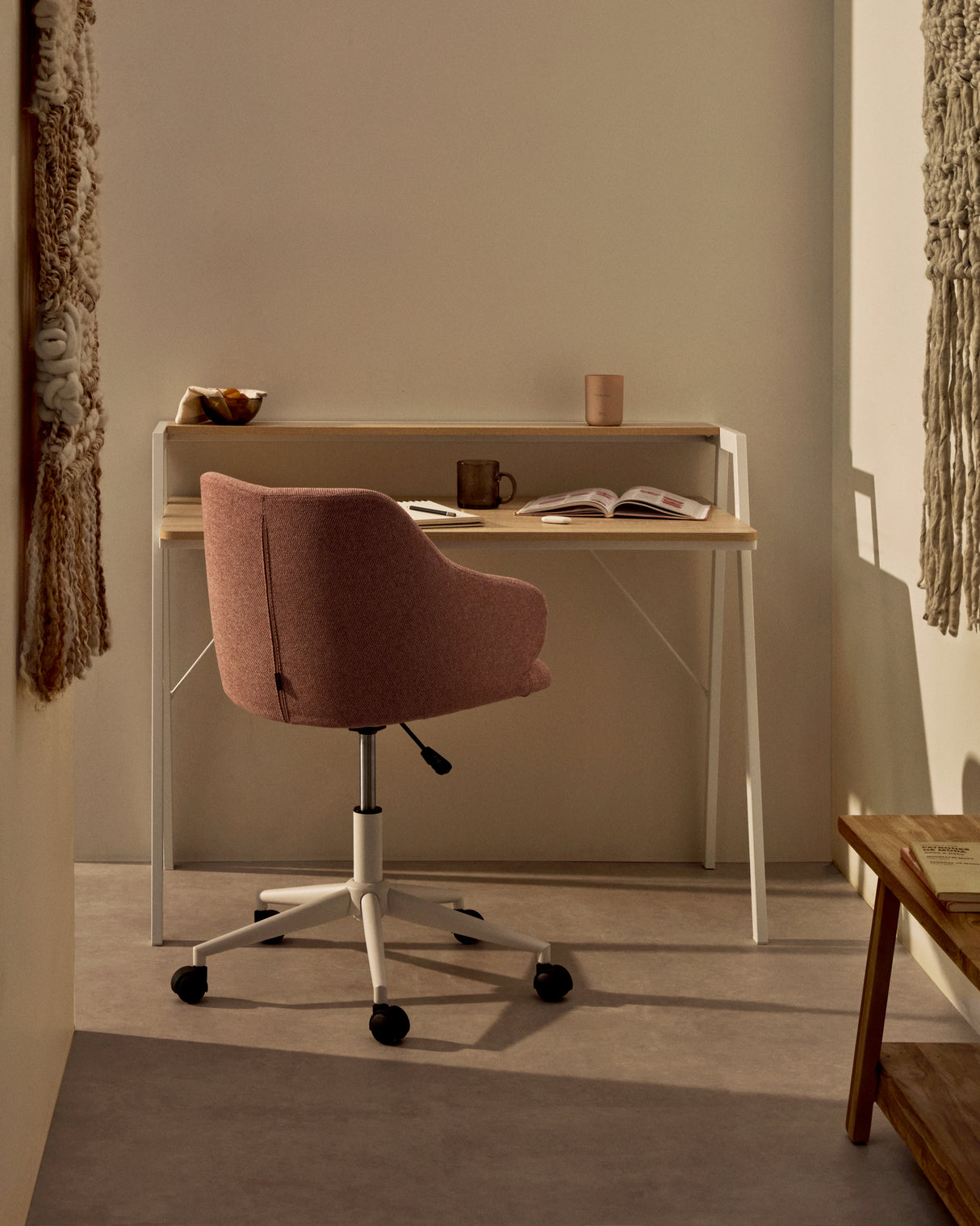 Einara Schreibtischstuhl in Rosa mit Beinen aus Stahl in Mattweiß - ZEN ZONE Furniture