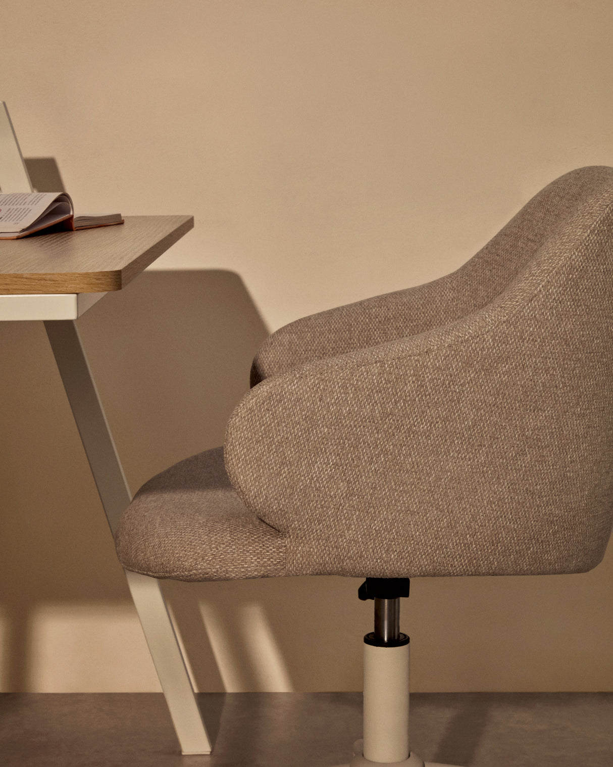 Einara Schreibtischstuhl in Hellgrau mit Beinen aus Stahl in Mattweiß - ZEN ZONE Furniture