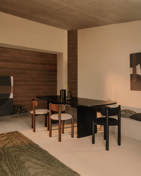 Nebai Stuhl mit schwarzer Chenille und Gestell aus massivem Eichenholz mit schwarzem Finis - ZEN ZONE Furniture
