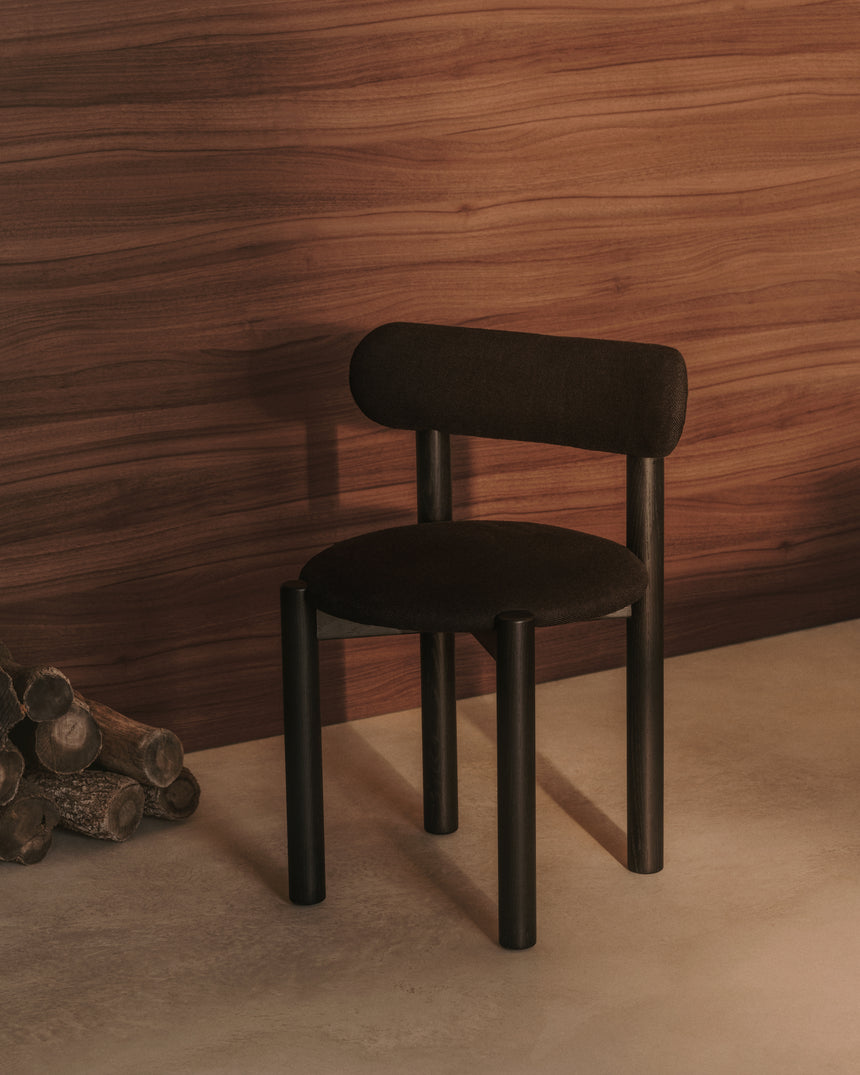 Nebai Stuhl mit schwarzer Chenille und Gestell aus massivem Eichenholz mit schwarzem Finis - ZEN ZONE Furniture
