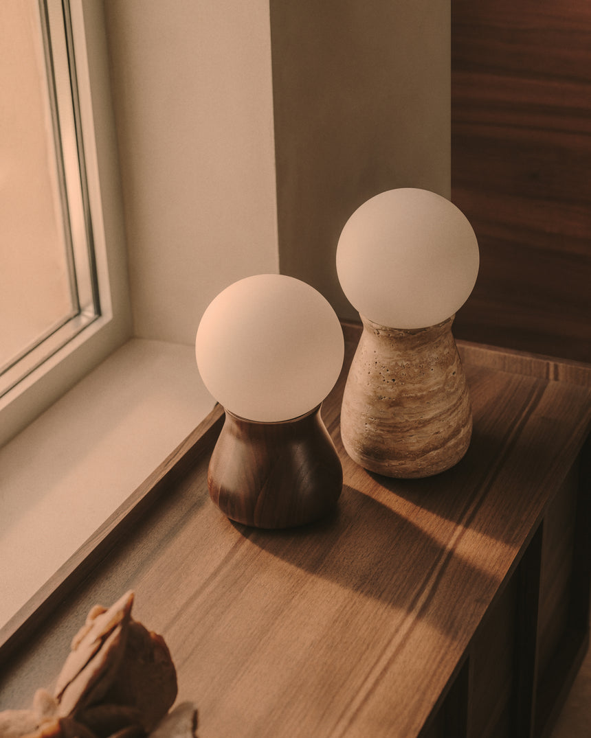 Tischleuchte Okeni aus Walnussholz und Glas. - ZEN ZONE Furniture