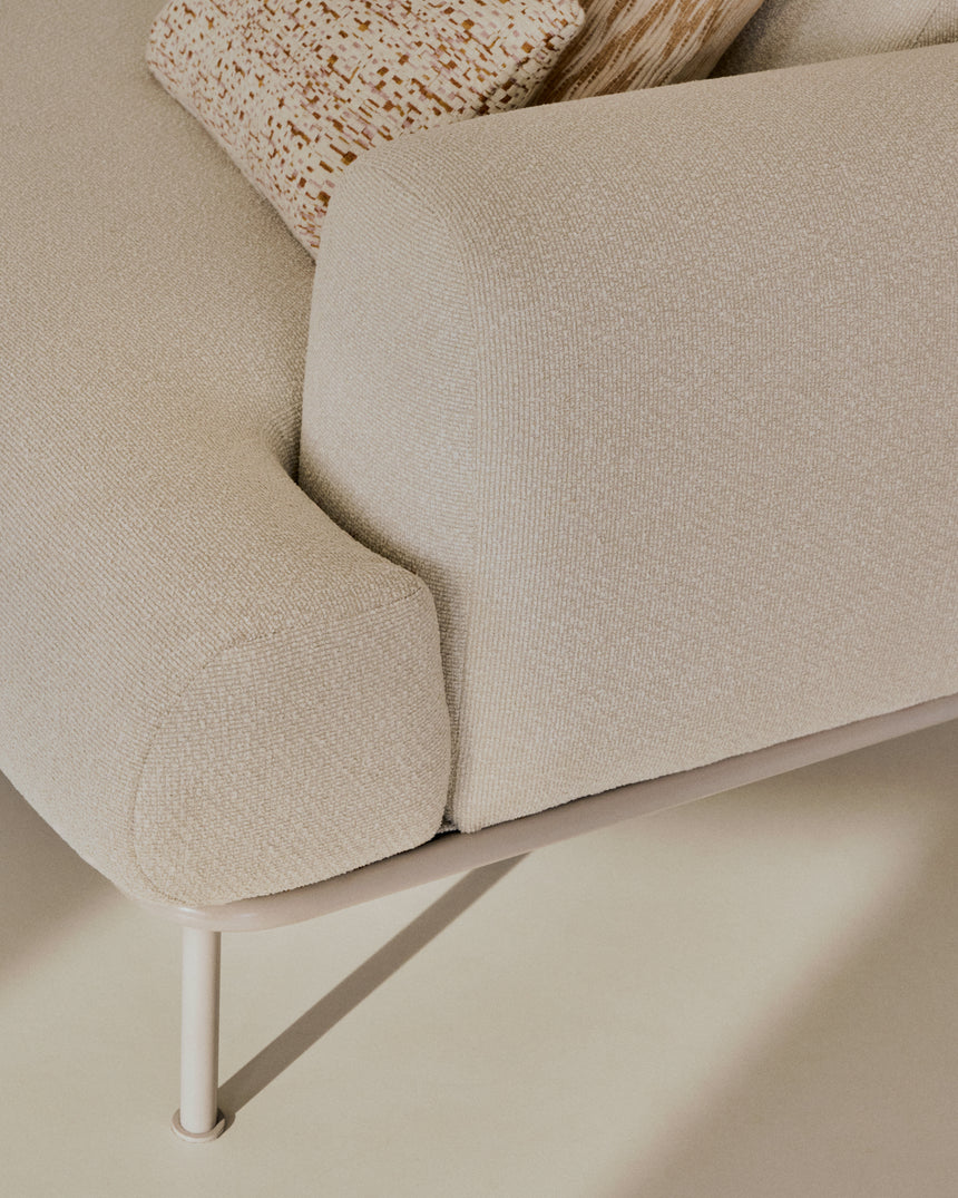 Sofa Aurum 3-Sitzer ecru mit verstellbarer Kopfstütze und mattbeigem Metallgestell 234 cm FSC Mix Credit - ZEN ZONE Furniture