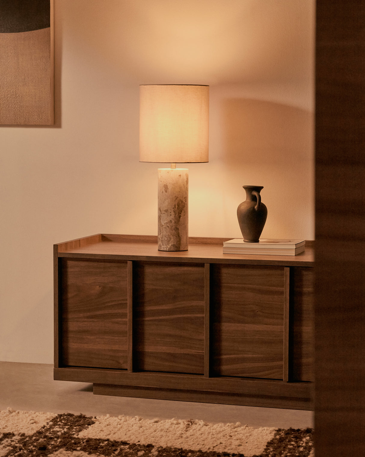 Tischleuchte Raze aus beigefarbenem Marmor und beigefarbenem Lampenschirm aus Leinen - ZEN ZONE Furniture