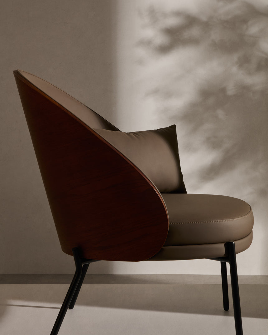 Eamy Sessel aus braunem Kunstleder, Eschenfurnier in Nussbaum-Finish mit Metall in Schwarz - ZEN ZONE Furniture