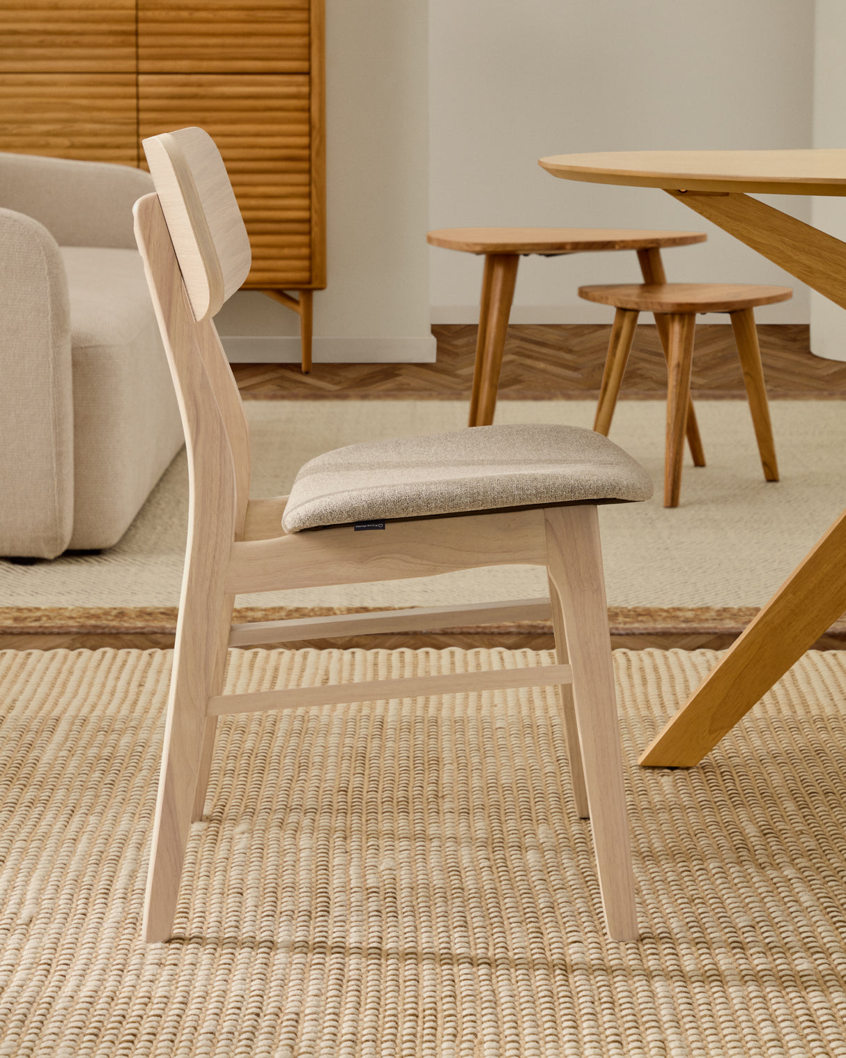 Selia Stuhl aus Eichenfurnier und massivem Kautschukholz gepolstert hellgrau - ZEN ZONE Furniture