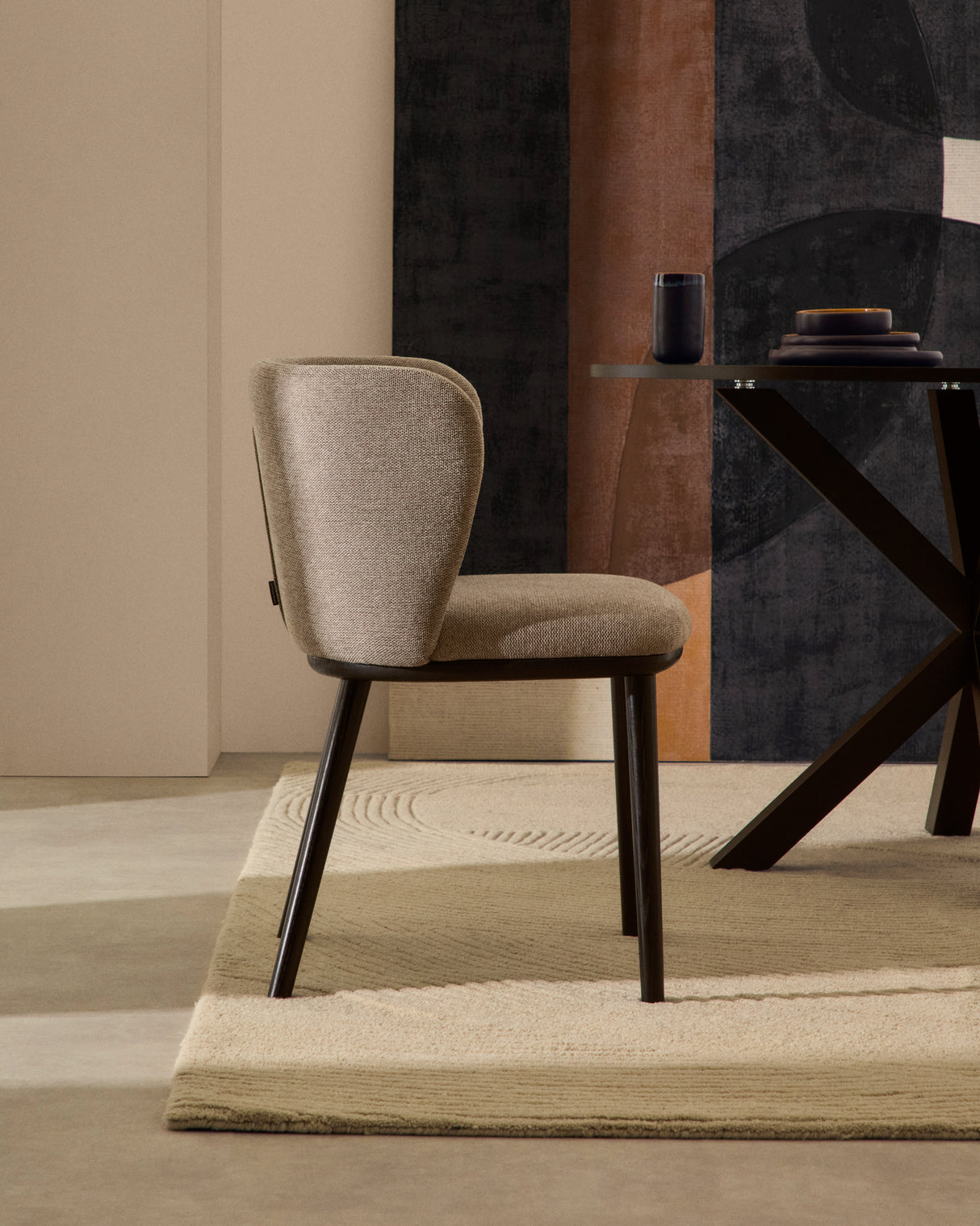 Ciselia Stuhl hellbraune Chenille und Stahl in Schwarz - ZEN ZONE Furniture