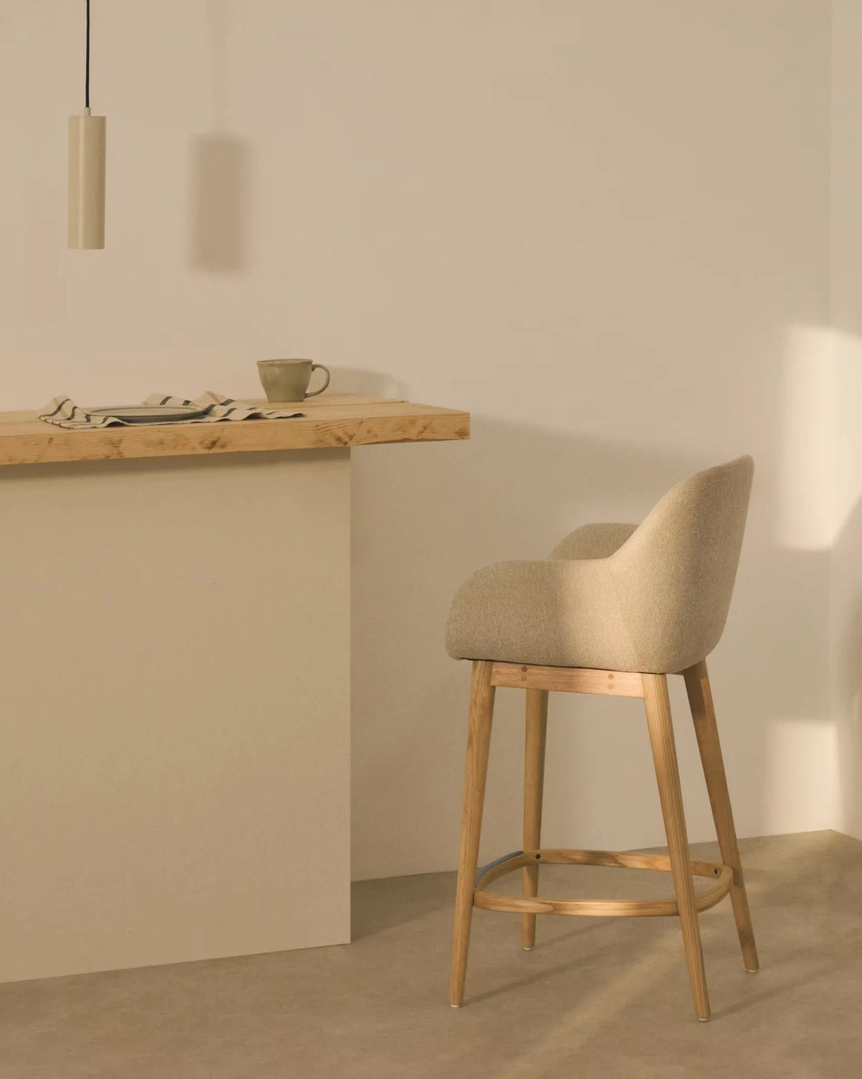 Beigefarbener Hocker Konna mit Beinen aus massivem Eschenholz, helles Finish 65 cm - ZEN ZONE Furniture