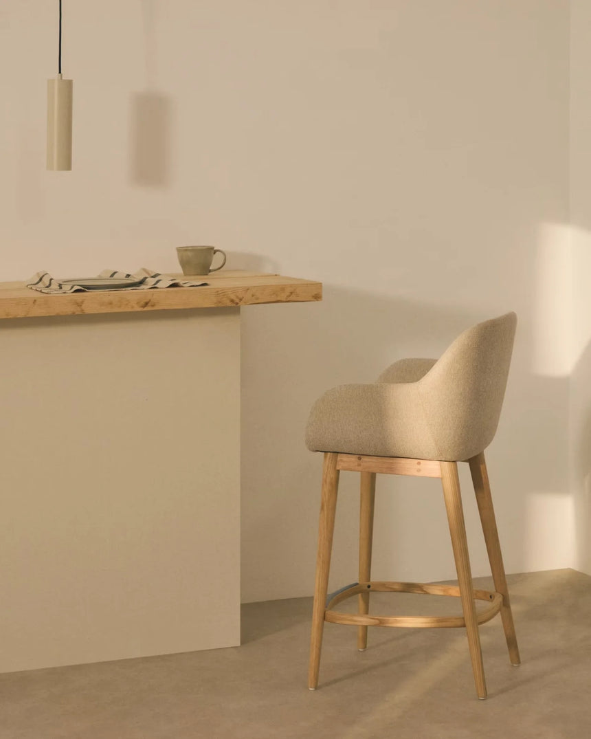 Beigefarbener Hocker Konna mit Beinen aus massivem Eschenholz, helles Finish 65 cm - ZEN ZONE Furniture