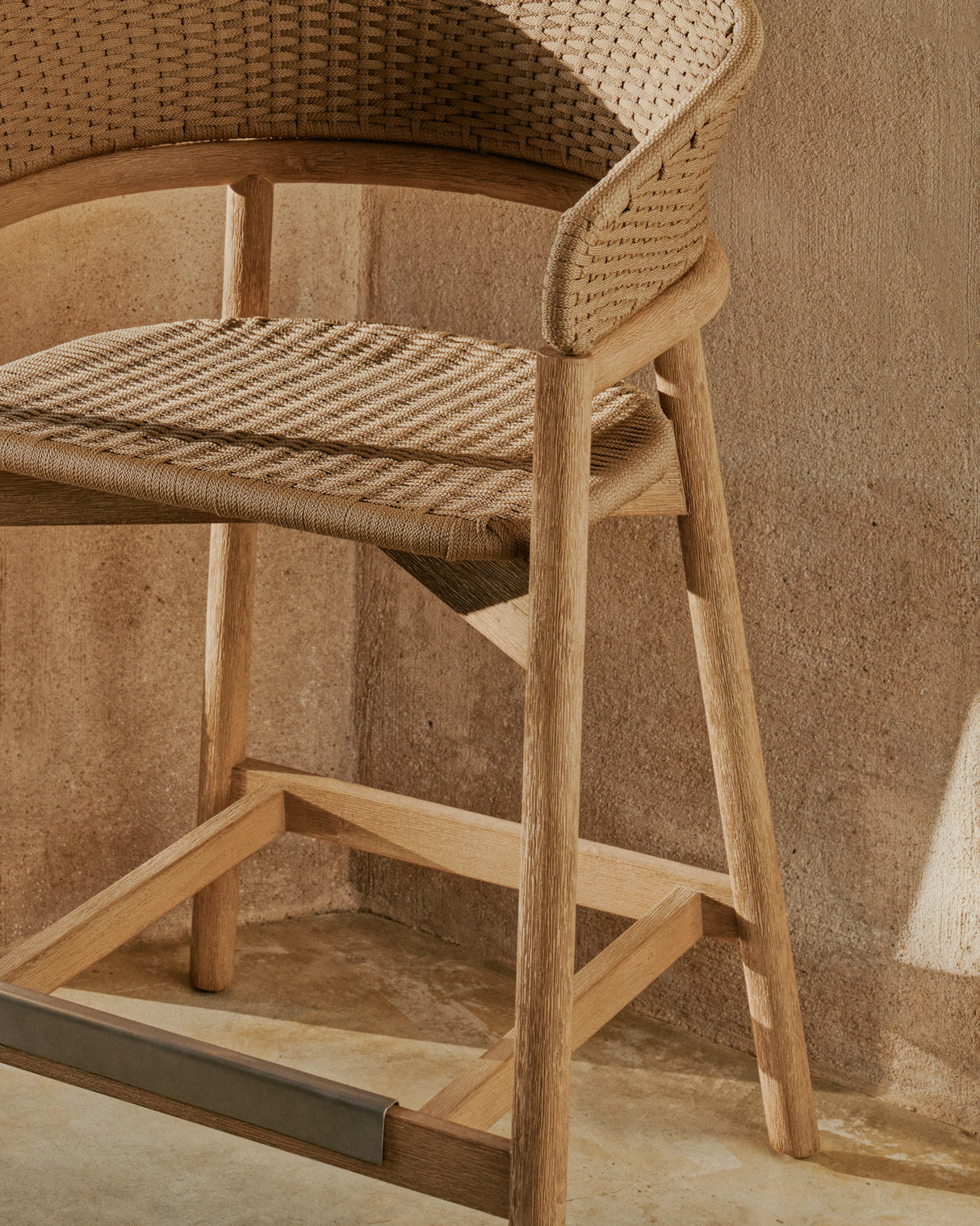Hocker Arinella aus massivem Akazienholz mit Finish in natürlichem Farbton und beigem Seil 65 cm FSC 100%