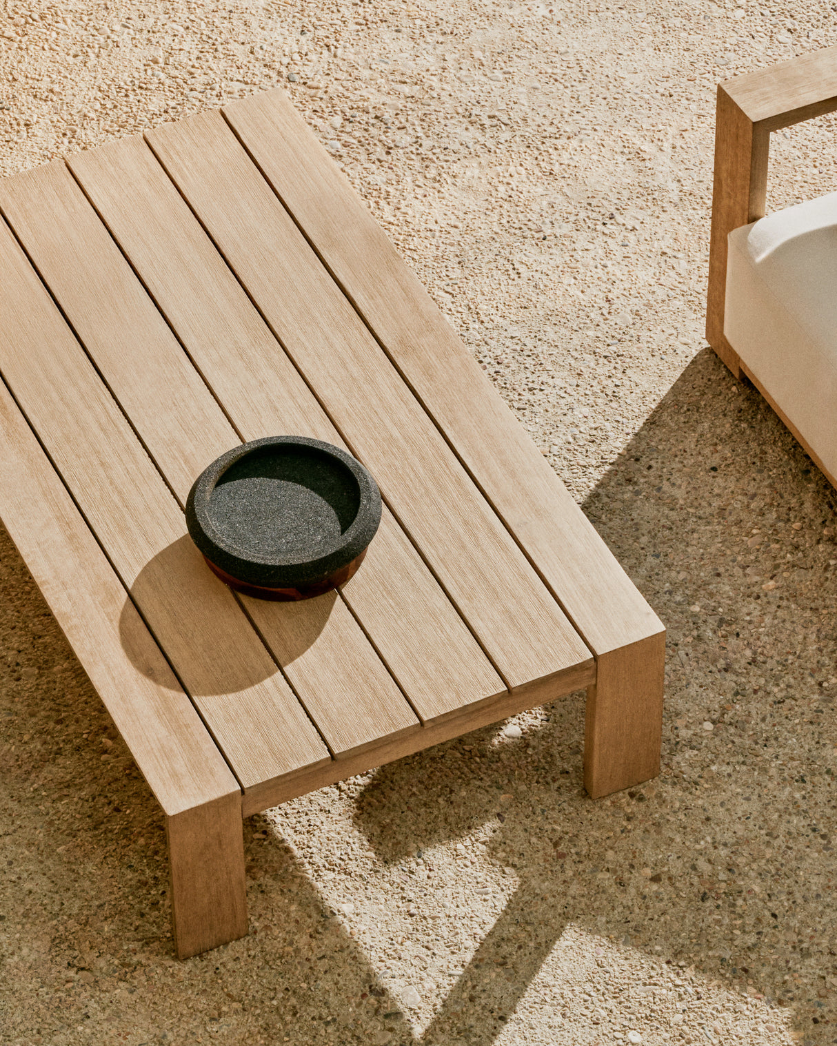 Couchtisch Ambra aus massivem Akazienholz mit hellem Finish 82,5 x 140 cm