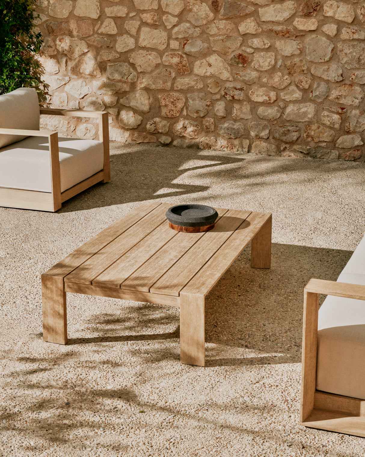 Couchtisch Ambra aus massivem Akazienholz mit hellem Finish 82,5 x 140 cm