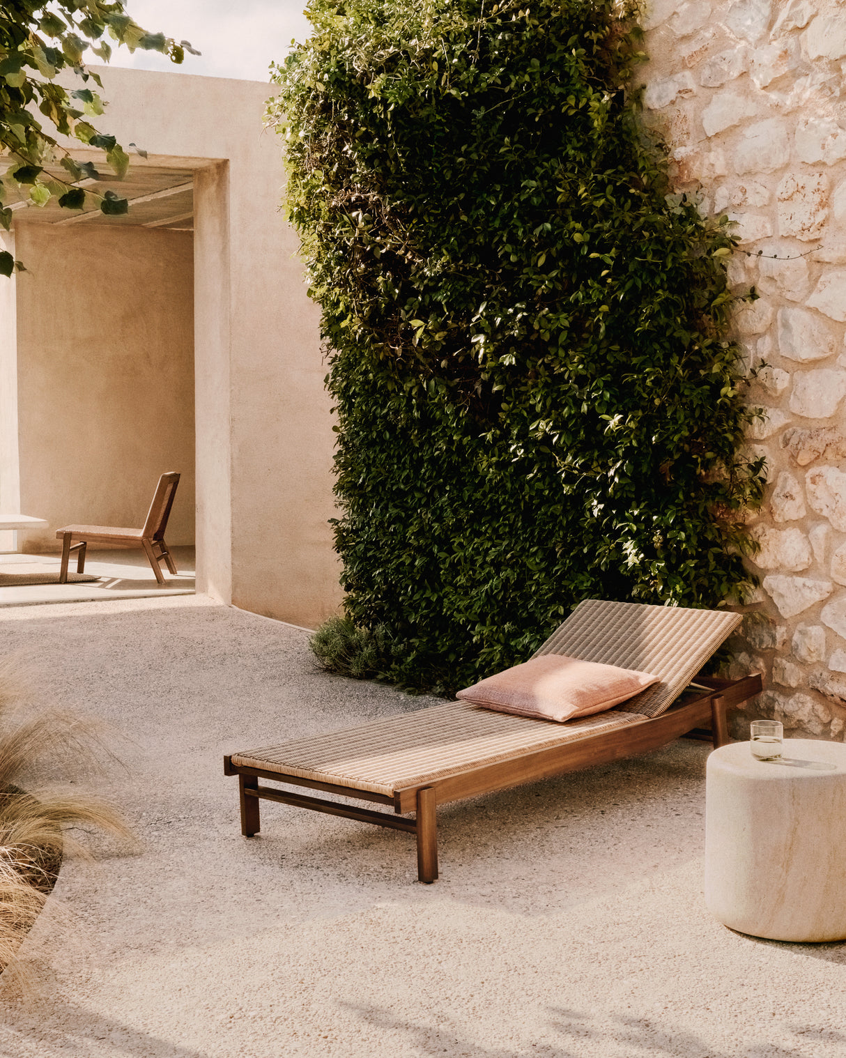 Sonnenliege Itani aus massivem Teakholz und synthetischem Rattan FSC 100%