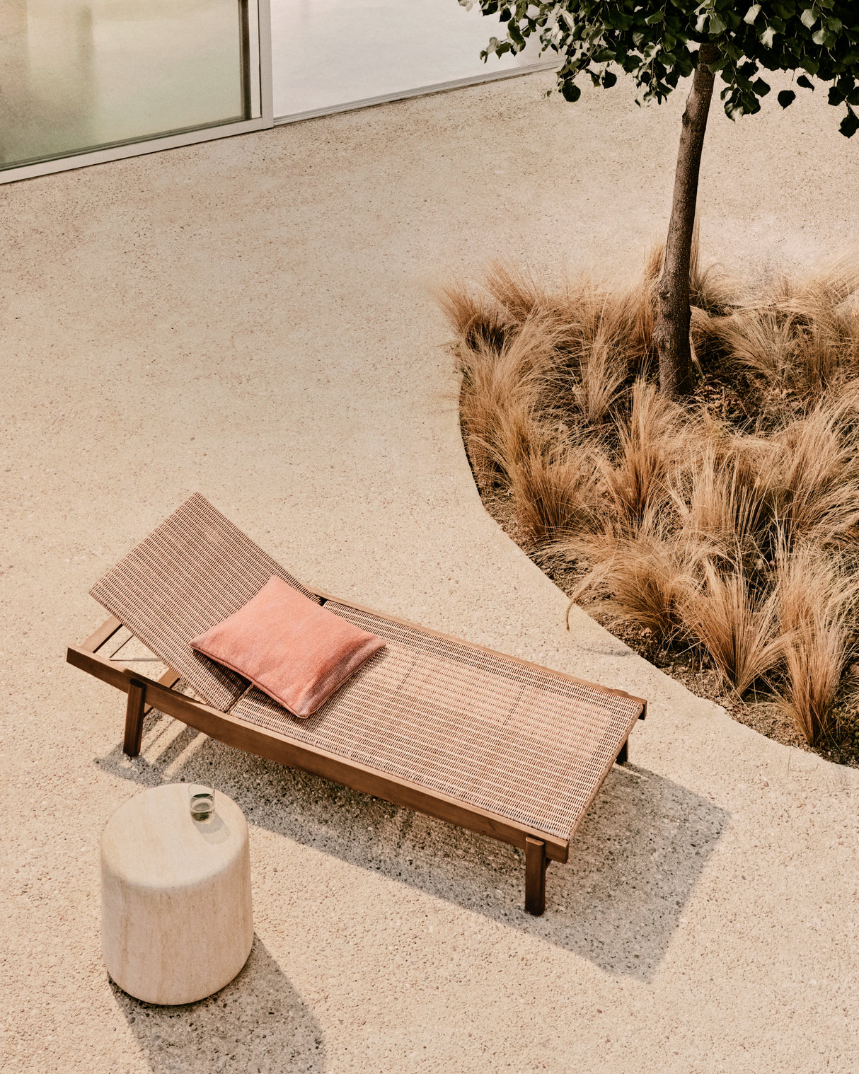 Sonnenliege Itani aus massivem Teakholz und synthetischem Rattan FSC 100%