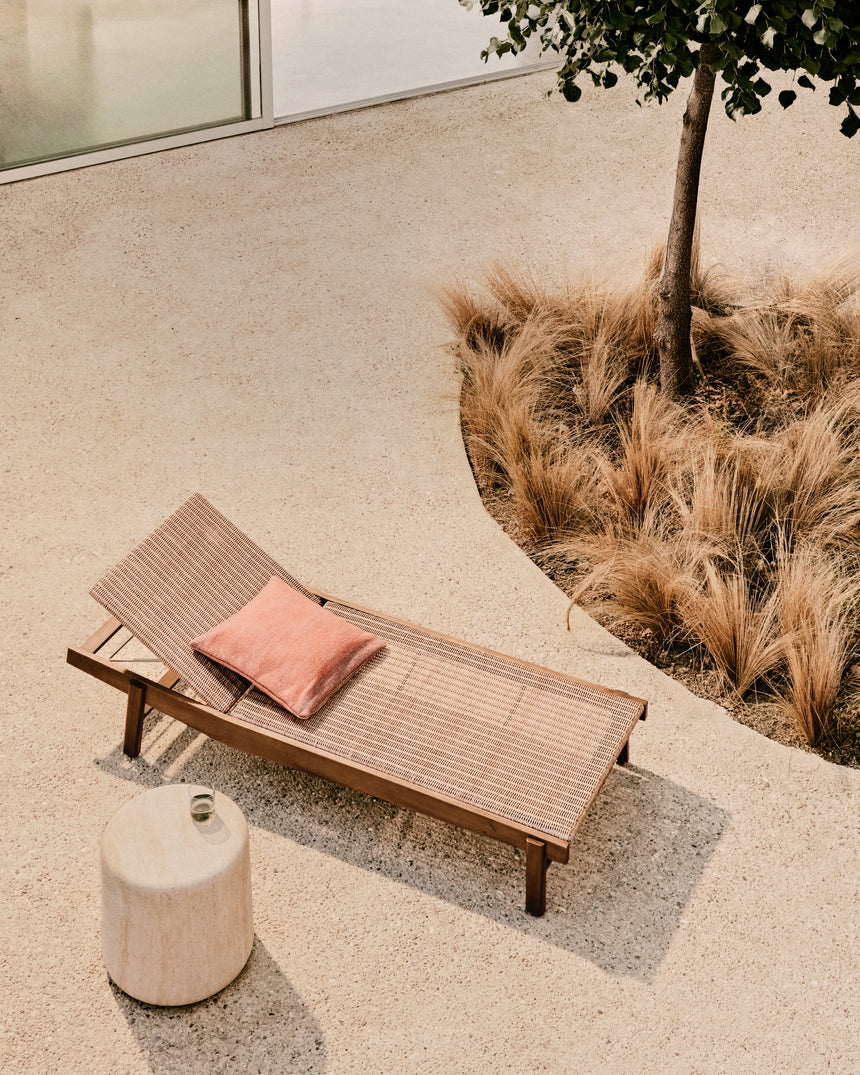 Sonnenliege Itani aus massivem Teakholz und synthetischem Rattan FSC 100% - ZEN ZONE Furniture