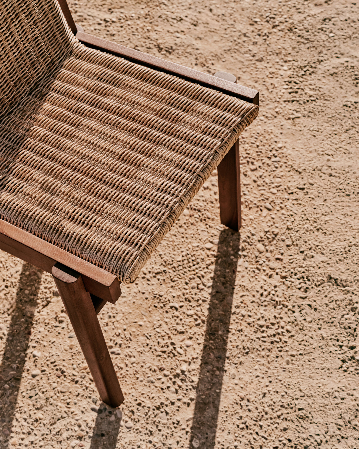 Stuhl Itani aus massivem Teakholz und synthetischem Rattan FSC 100%