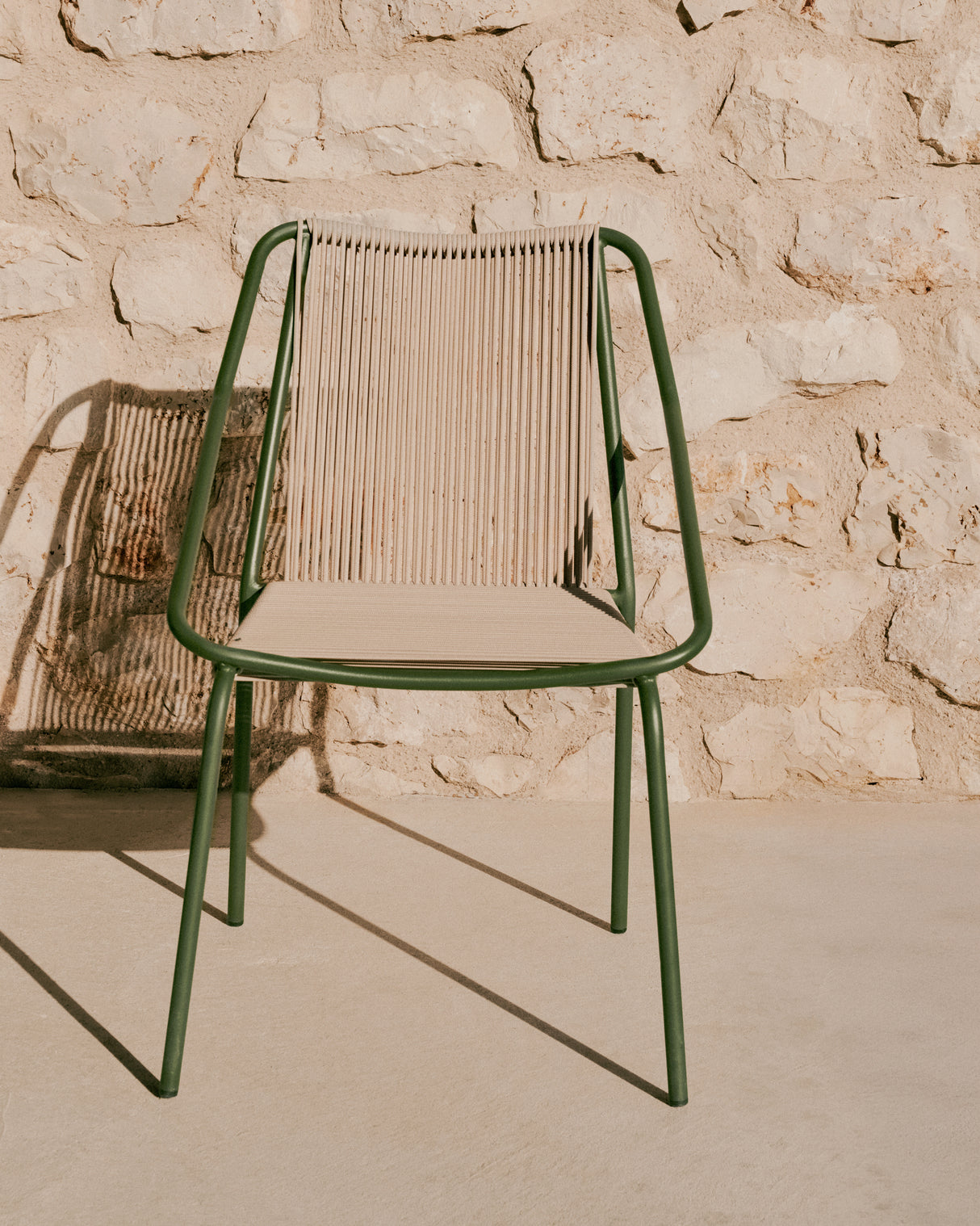 Outdoor-Stuhl Zivia aus écrufarbenem Seil und grün verzinktem Stahl - ZEN ZONE Furniture